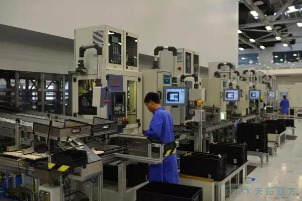 天拓四方智能制造領(lǐng)導陪同客戶參觀西門子工業(yè)自動化產(chǎn)品生產(chǎn)及研發(fā)基地
